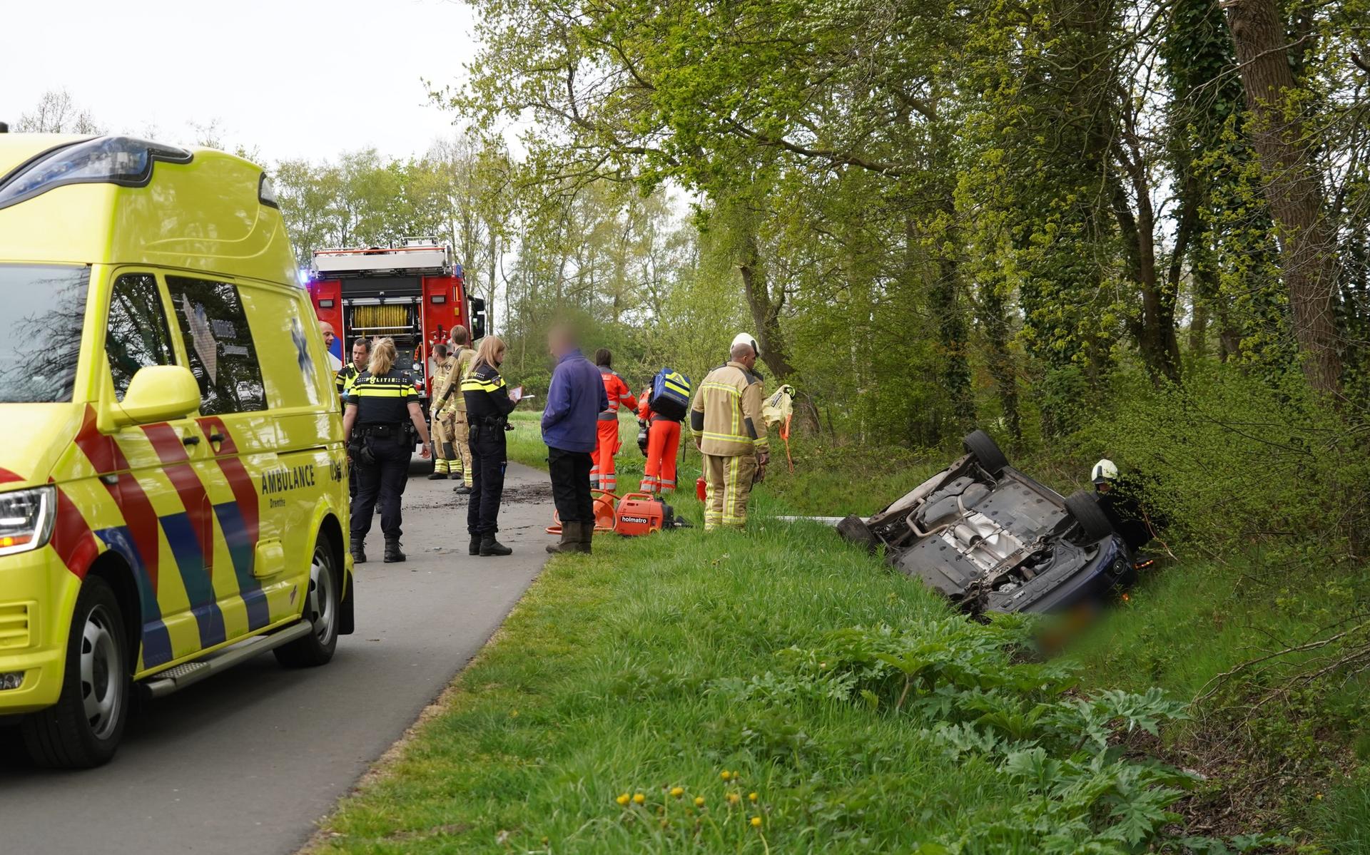 Bestuurder raakt bekneld nadat auto in sloot bij Zeijen belandt. Oosterweg tijdelijk afgesloten - Da