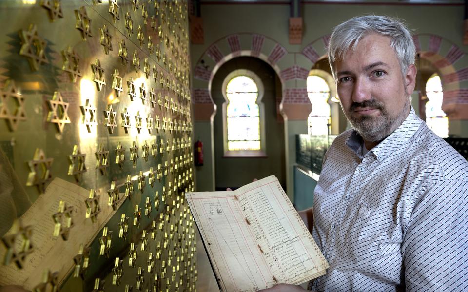 Geert Volders toont een van de stukken uit de permanente expositie.                                                                   