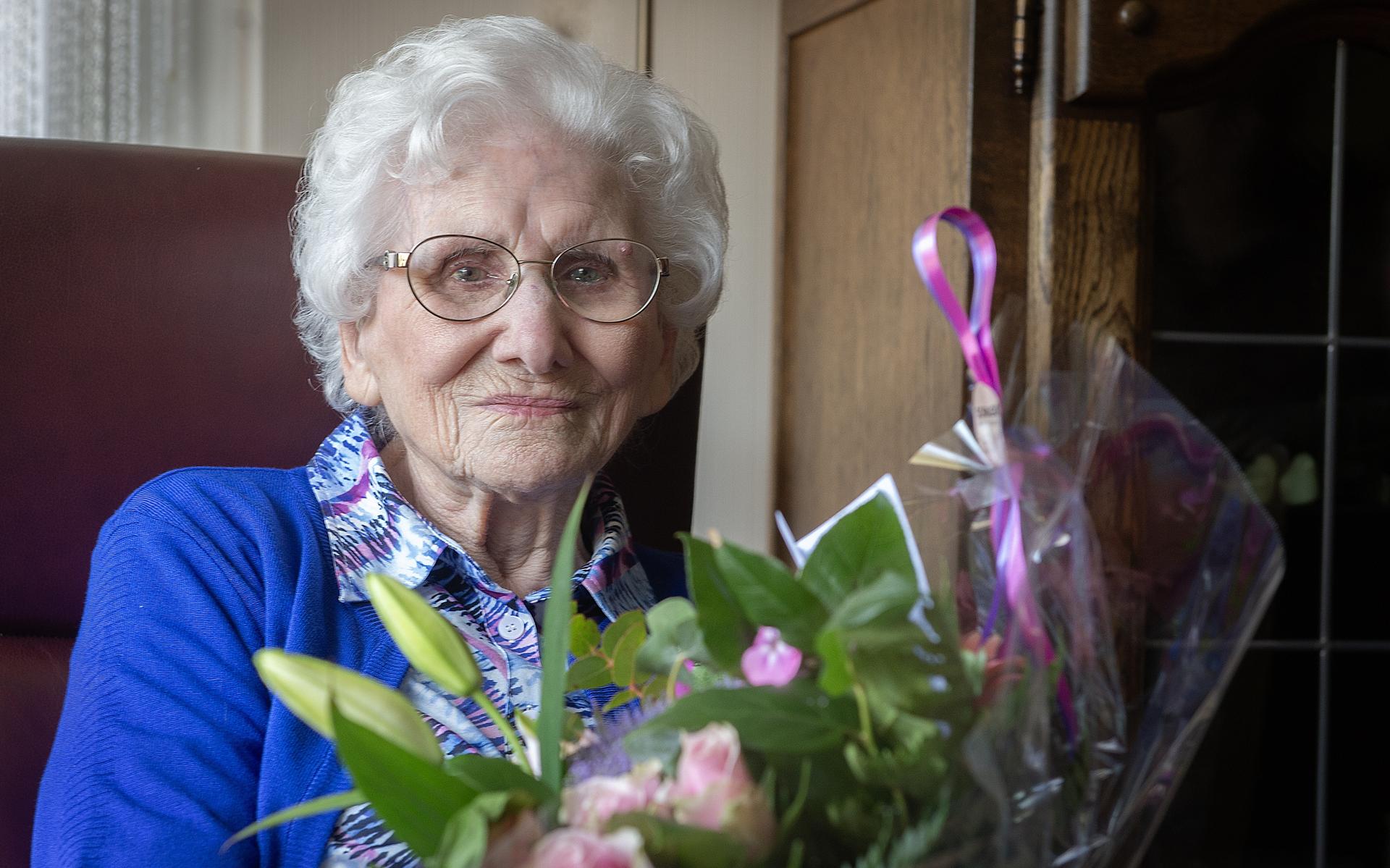 Renske (100) woont al 28 jaar in het bejaardenhuis in Oosterhesselen. 'Ik heb toch zo veel kaarten g