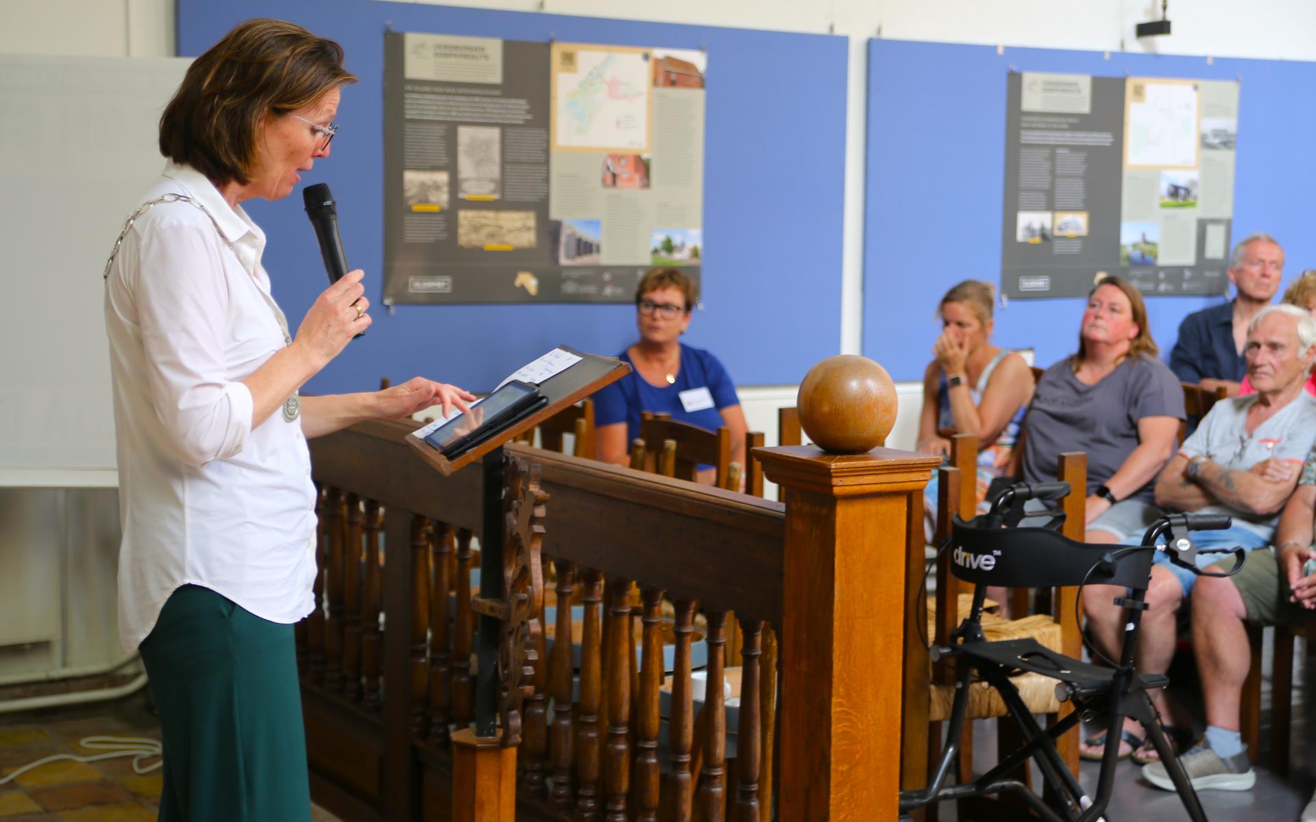 Burgemeester Cora-Yfke Sikkema van Oldambt opent 10 Oldambtster Ommetjes in de Barholomeuskerk van B