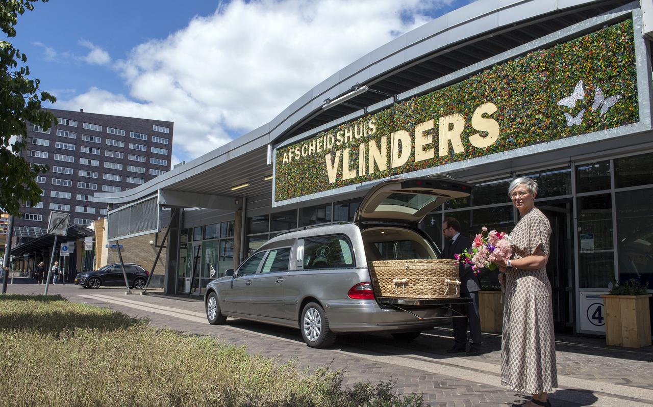 Ilona Kuiper bij haar afscheidshuis Vlinders in het centrum van Emmen. Bij de rouwauto Sander de Ruiter van uitvaartzorg Lichtenberg.
