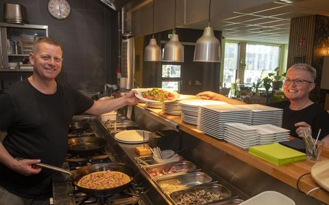 Bob Verschut en Silvia Draaijer in hun Emmer pannenkoekrestaurant Met Stroop Ofzo. Na tien jaar stopt het duo ermee. Kok Bob wil na 35 jaar werken in de horeca nog graag iets anders gaan doen.