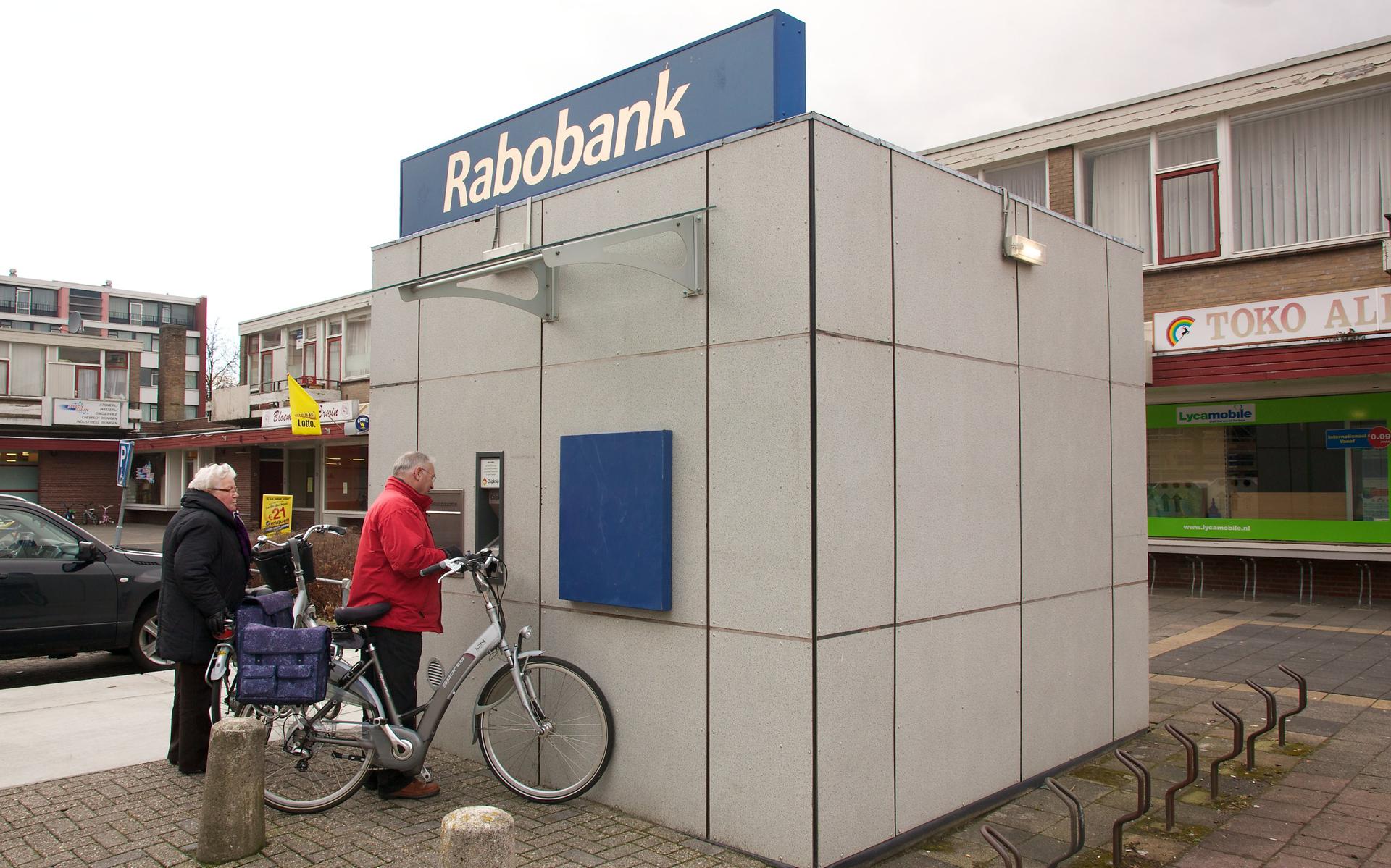 Een pinautomaat in Hoogeveen. Veel mensen lukt het niet goed meer om geld uit deze apparaten te halen. Ook zijn de moderne bankapps voor een groeiende groep consumenten te ingewikkeld. 