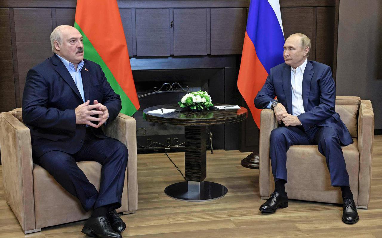 President Vladimir Poetin (R.) sprak maandag in Sotsji met een van zijn laatste trouwe bondgenoten, president Aleksandr Loekasjenko.