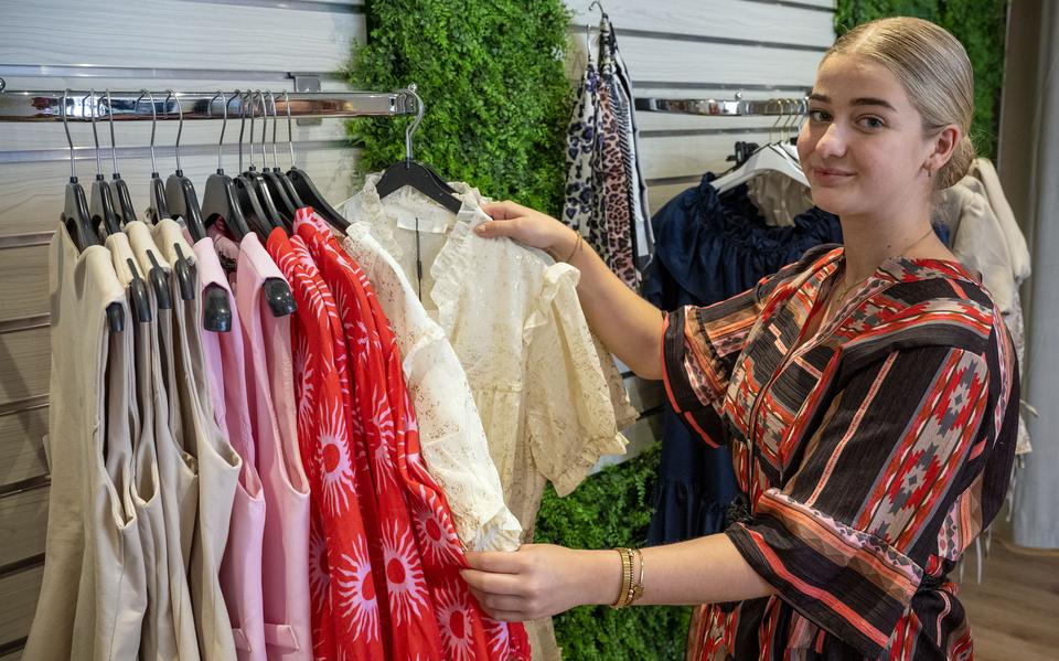 Esmee van der Sleen (20) in haar nieuwe kledingzaak.