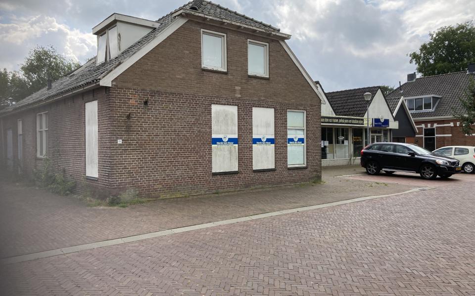 Het leegstaande winkelpand aan de Brinkstraat in Vries moet plaatsmaken voor zes appartementen. 