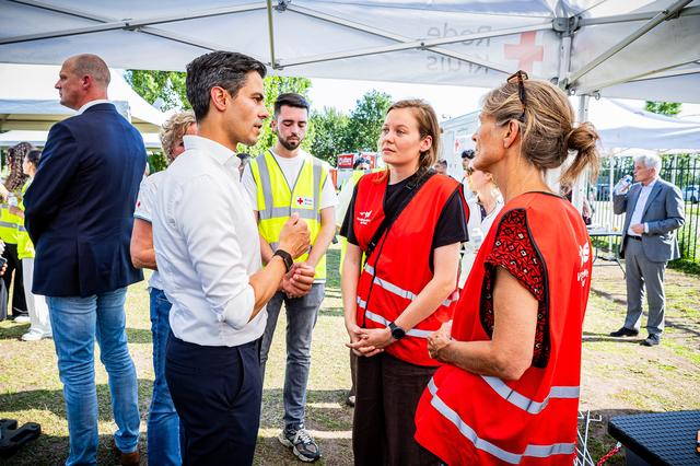 Premier Rob Jetten sorteert in Ter Apel voor op snelle ‘duizenden’ extra plekken in asielopvang
