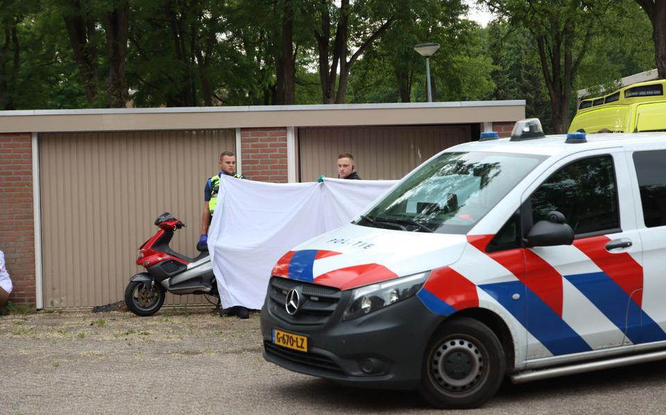 Scooterrijder ernstig gewond na botsing tegen garagebox in Emmen.