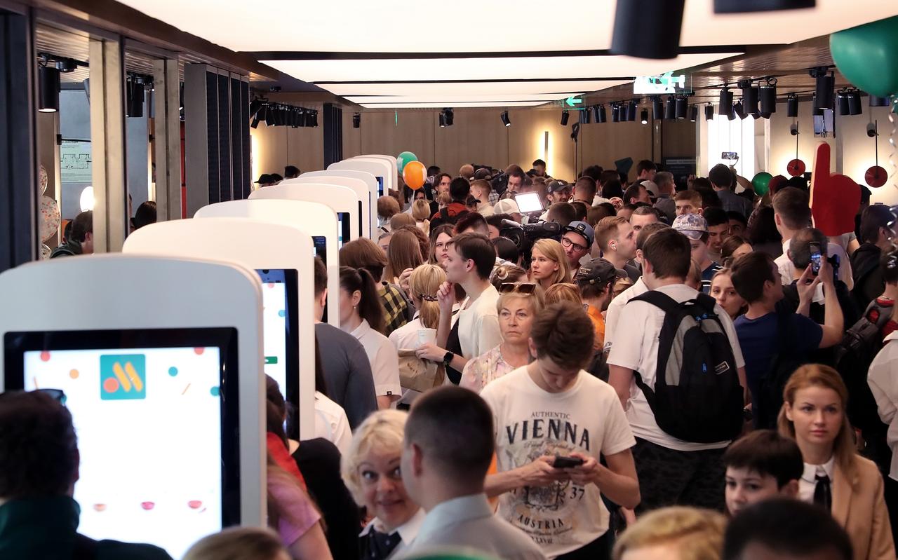 Mensen bezoeken een voormalig McDonald's restaurant in Moskou, dat nu heropent is met de nieuwe naam Vkusno I Tochka. Mensen bezoeken een voormalig McDonald's restaurant in Moskou, dat nu heropent is met de nieuwe naam Vkusno I Tochka.