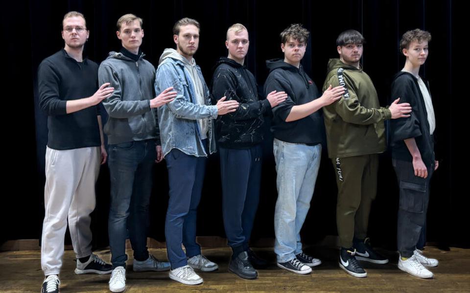 'Moed' wordt gespeeld door jonge acteurs van de opleiding Artiest Theater. Van links naar rechts: Jarno, Just, Bram, Fokke, Nick, Abia en Sam. 