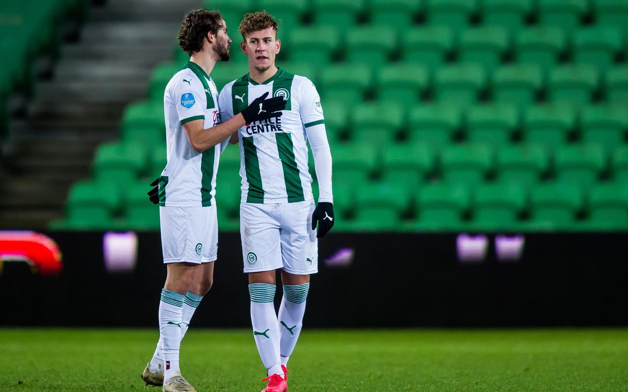 Gabriel Gudmundsson en Kian Slor van FC Groningen hebben een onderonsje.