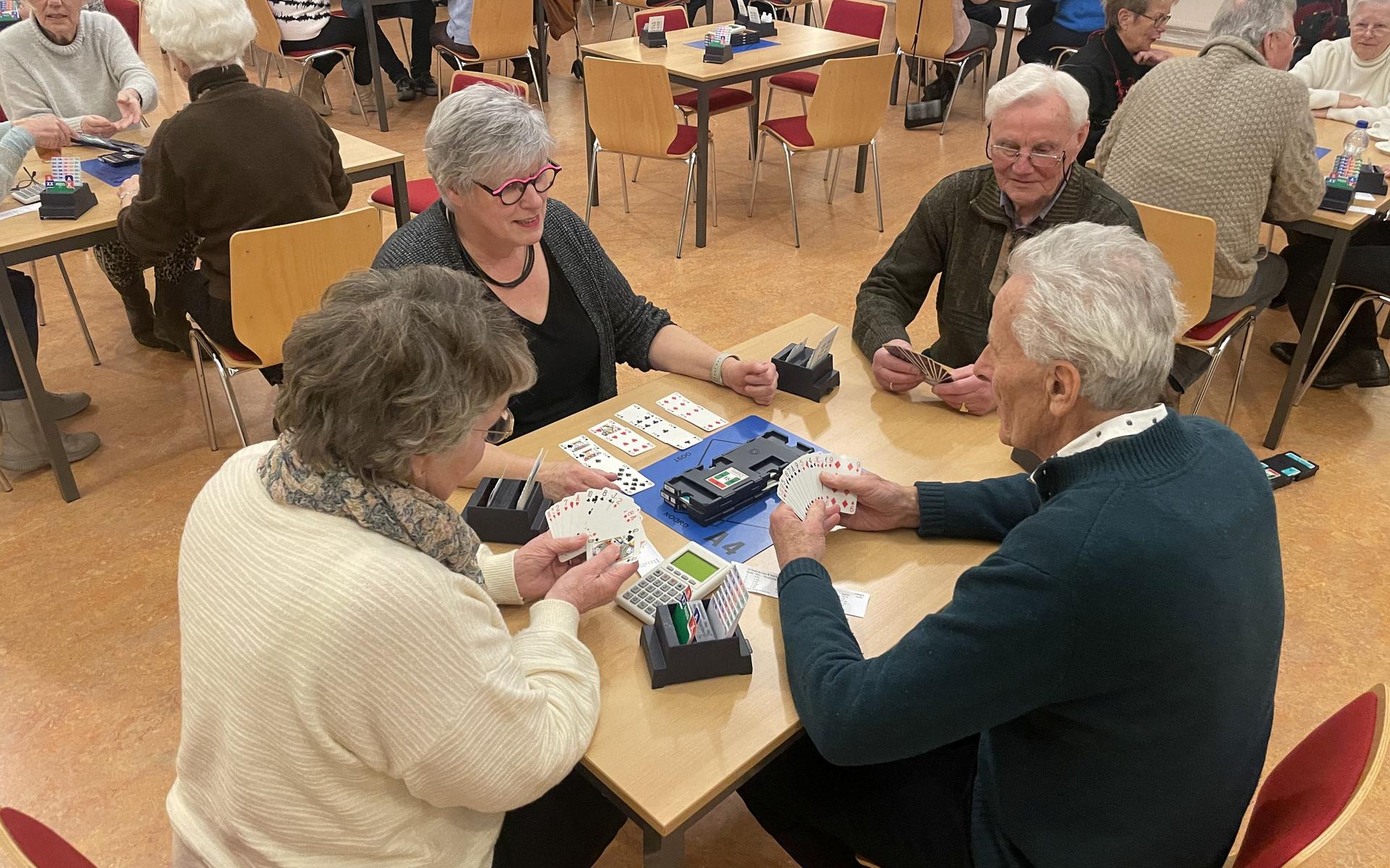 Bridgeclub Oosterhesselen viert het 50-jarig bestaan in de Hesselerhof. 'We spelen hier niet met het