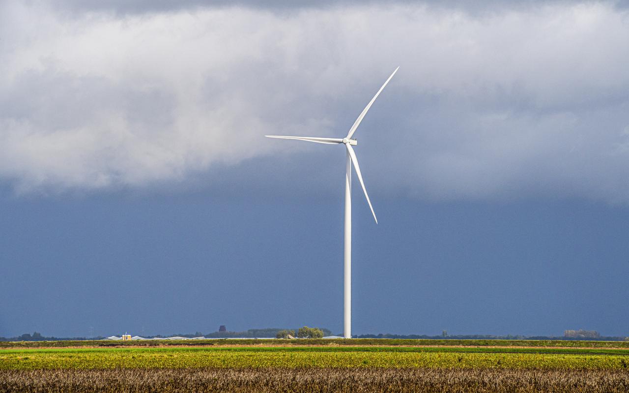 De eerste windturbine van Windpark Drentse Monden en Oostermoer aan de Mondenweg tussen Nieuw-Buinen en Eerste Exloërmond.