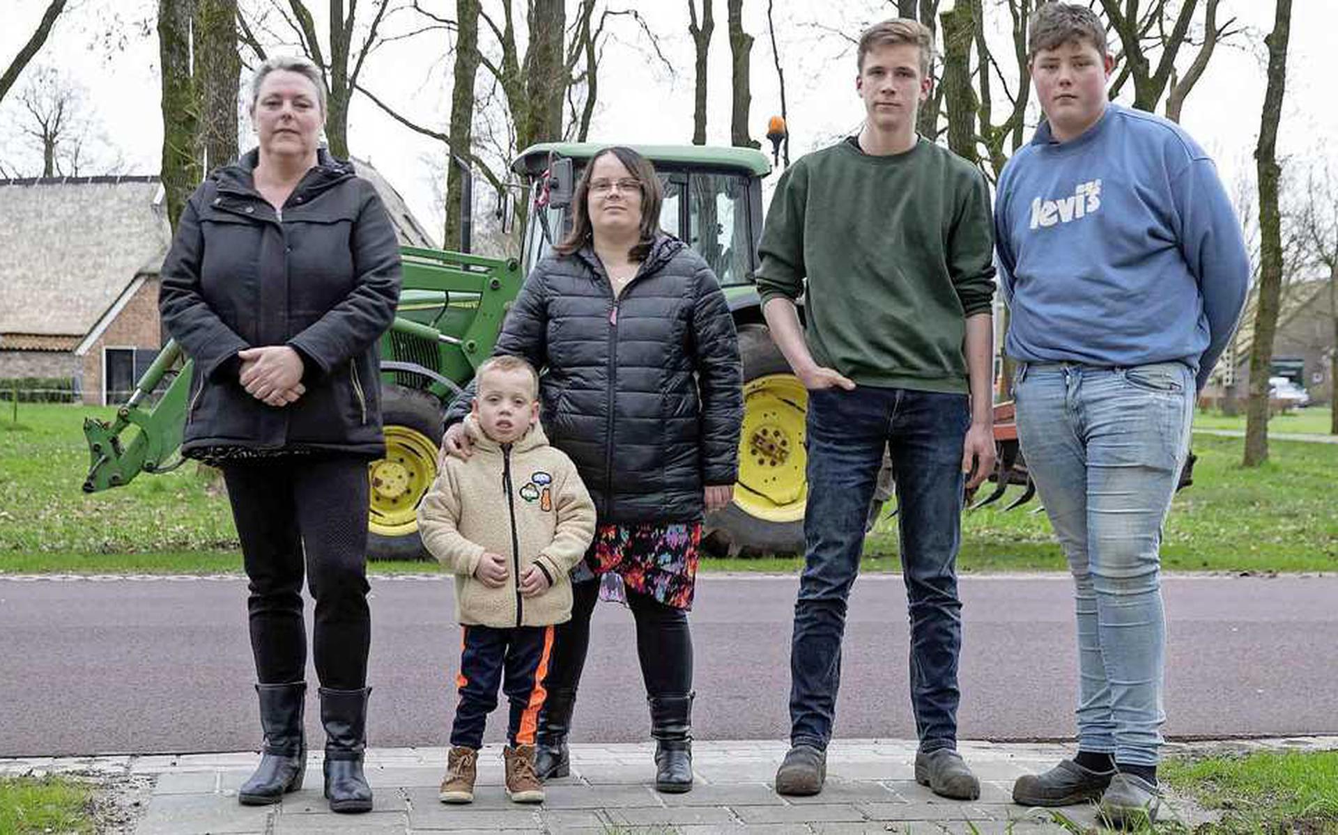 Miranda (l.) bij de verdwenen bushalte in Zuidvelde met Renate, haar zoontje Milan en Stan en Ruben. De tractor is nu hun vervoermiddel.