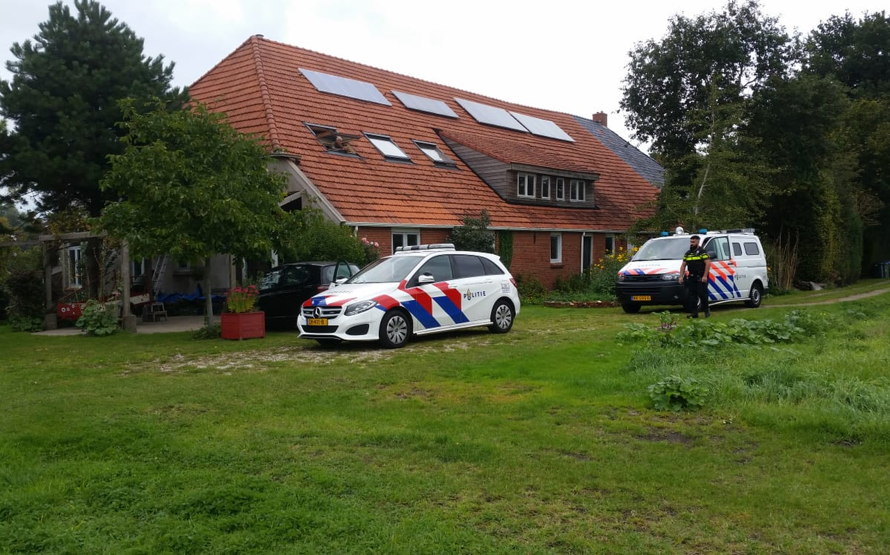 De politie bij het betreffende huis aan de rand van de stad Groningen. Beeld: Sikkom