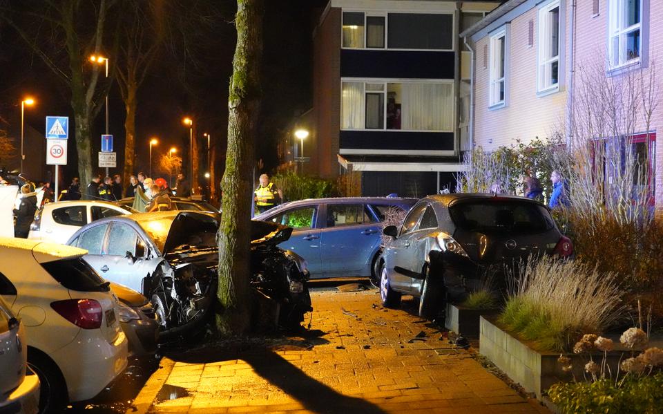 Ernstig ongeluk op Diamantlaan in Groningen. Automobilist botst met hoge snelheid tegen meerdere geparkeerde autos, voertuig vl