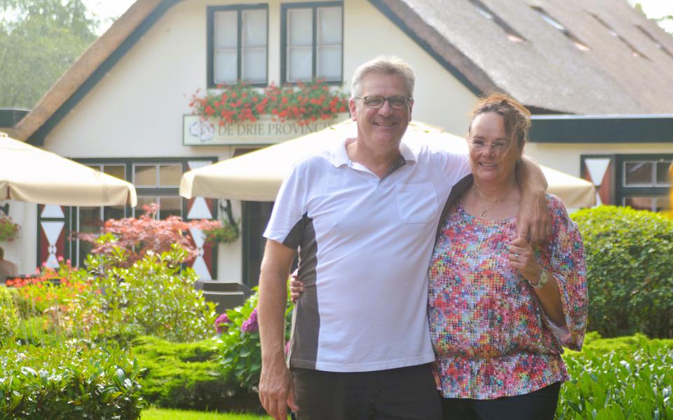 Ronald Boels en zijn partner Brigitte Koninga voor hun restaurant bij camping De Drie Provinciën.
