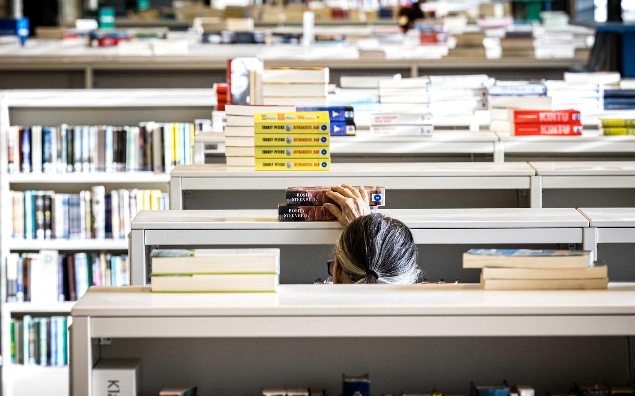 Hoewel er meer boeken worden verkocht en uitgeleend zien zowel boekwinkels als bibliotheken de belangstelling voor Nederlandse literatuur afnemen. Hoewel er meer boeken worden verkocht en uitgeleend zien zowel boekwinkels als bibliotheken de belangstelling voor Nederlandse literatuur afnemen.