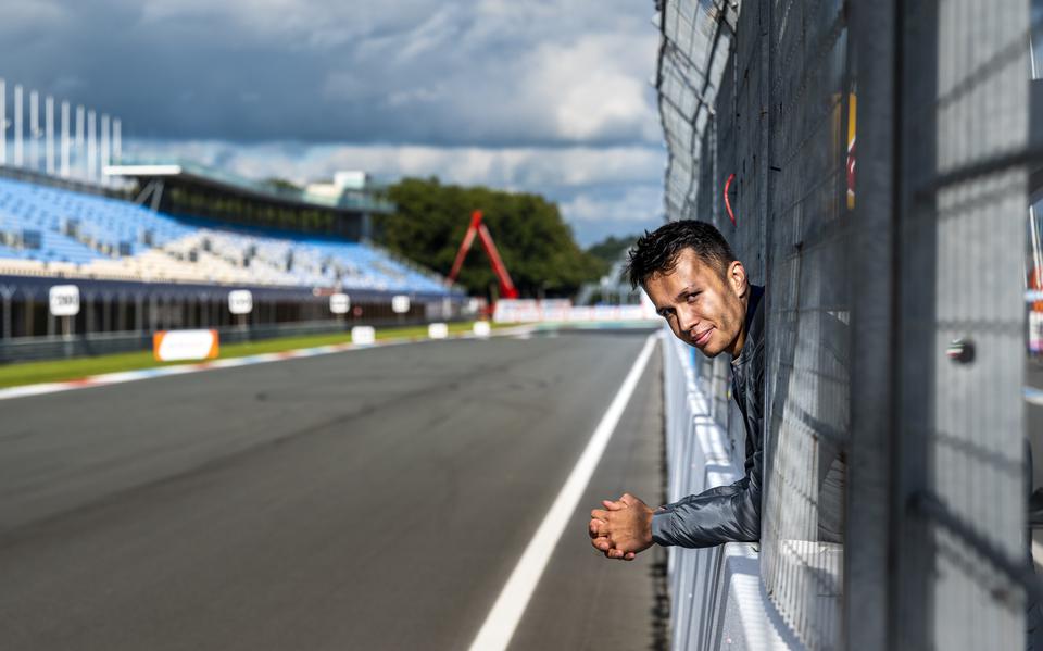 TT Circuit Assen: Portret Alex Albon. Dit weekend rijdt hij in de DTM op het TT Circuit. Volgend jaar rijdt hij weer in de Formule 1.  
