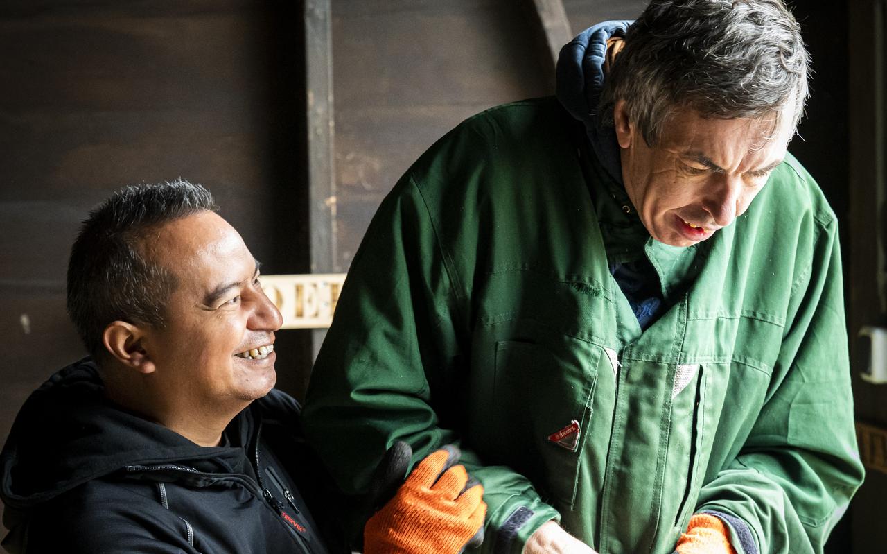 Begeleider Gregorio Schiltkamp en bewoner Hilco Nijsing in locatie Geelbroek van gehandicapteninstelling Vanboeijen. Begeleider Gregorio Schiltkamp en bewoner Hilco Nijsing in locatie Geelbroek van gehandicapteninstelling Vanboeijen.