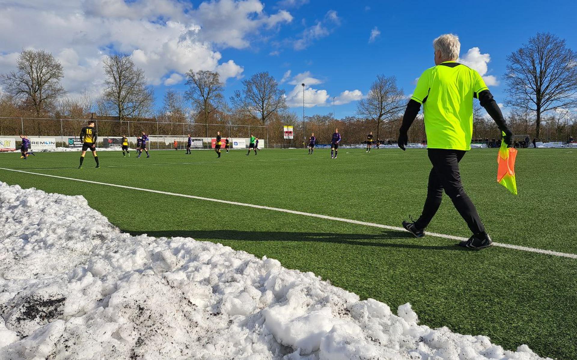 Dankzij noest vrijwilligerswerk kon bij SV Marum de wedstrijd tegen Bedum worden gespeeld.