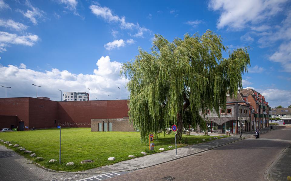Het pand van Engberts Steenhouwerij met op de voorgrond het grasveld dat eigendom is van de gemeente.