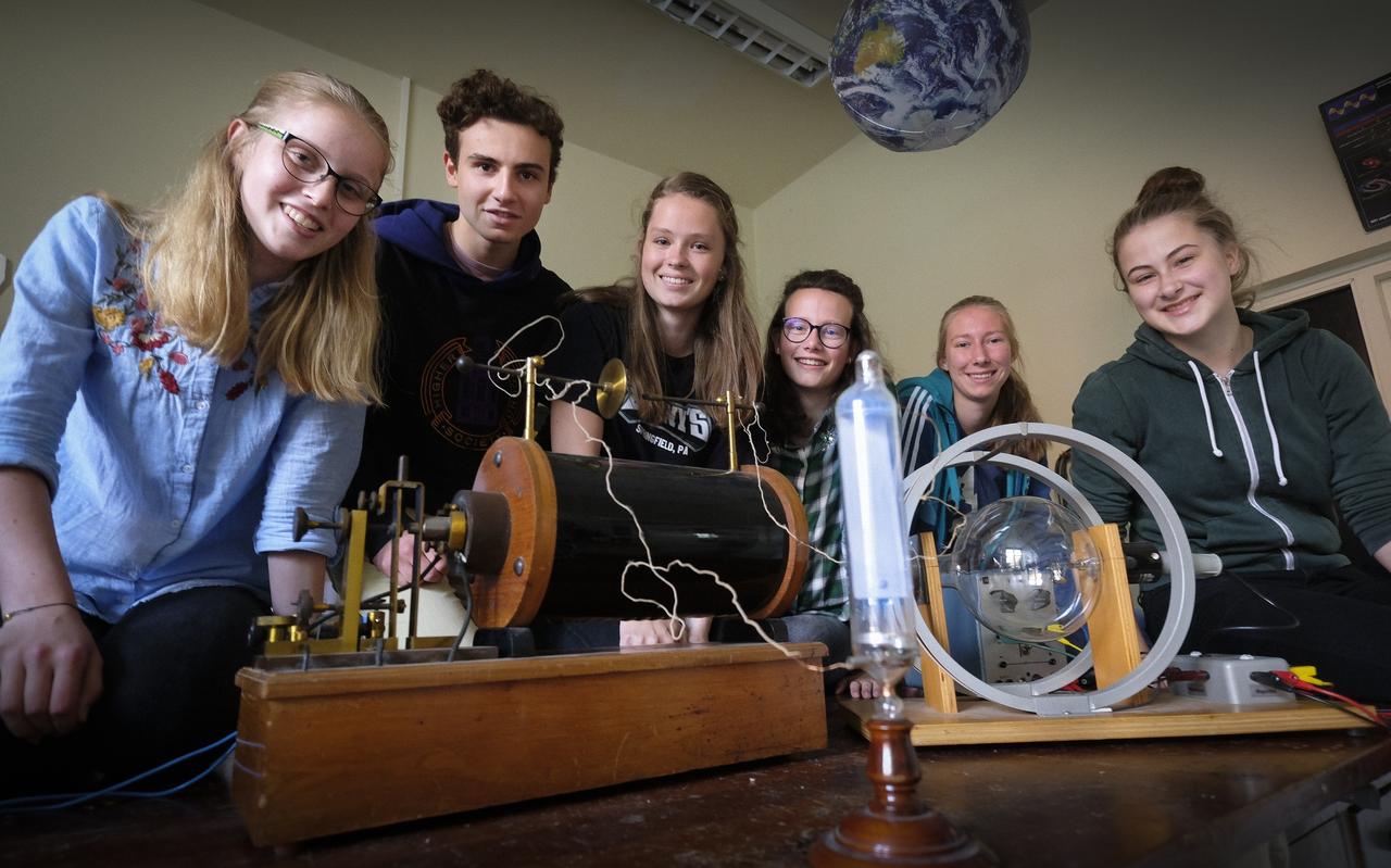 Isabelle Koster, Abracha Koens, Cecile Wiersema, Janiek Weening, Frederiek de Bruine en Ilja de Goede wonnen de prestigieuze wedstrijd Beam Line For Schools. Isabelle Koster, Abracha Koens, Cecile Wiersema, Janiek Weening, Frederiek de Bruine en Ilja de Goede wonnen de prestigieuze wedstrijd Beam Line For Schools.