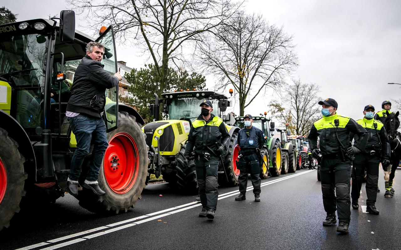 Boeren zijn boos over de stikstofaanpak door het kabinet. Volgens Rudy Rabbinge werken voorschriften van de regering over het veevoer als een rode lap op een stier. ,,Boeren willen worden afgerekend op resultaten, maar niet dat de regering zich bemoeit met hun bedrijfsvoering.’’ Boeren zijn boos over de stikstofaanpak door het kabinet. Volgens Rudy Rabbinge werken voorschriften van de regering over het veevoer als een rode lap op een stier. ,,Boeren willen worden afgerekend op resultaten, maar niet dat de regering zich bemoeit met hun bedrijfsvoering.’’