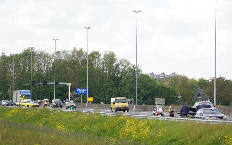 File op A28 tussen Groningen en Haren na ongeluk. Rechterrijstrook is afgesloten.