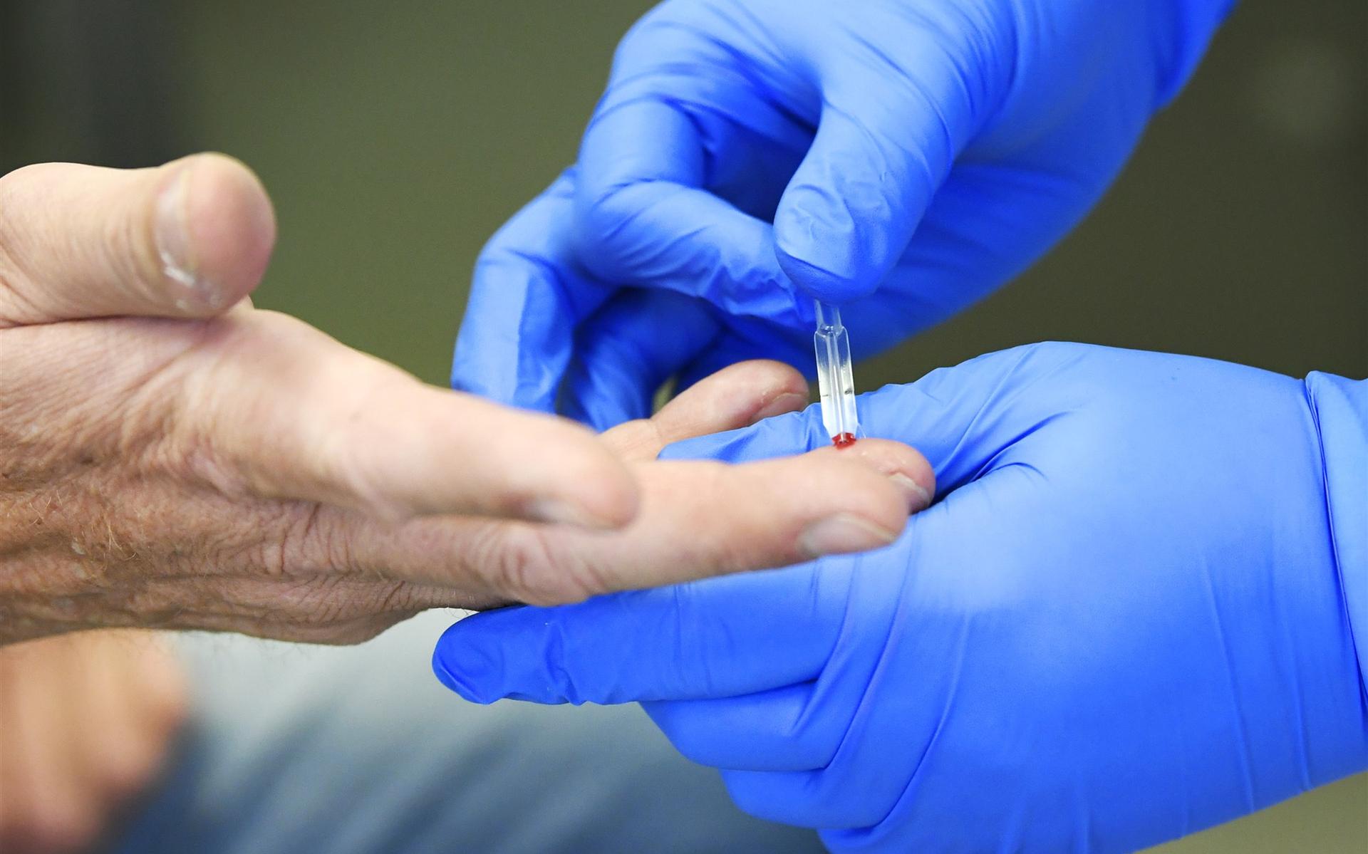Een bloedtest gaat via een klein prikje in de vinger.