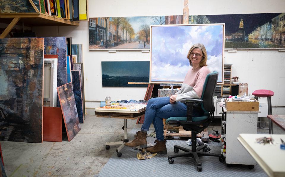 Kunstenares Annemiek Vos in haar atelier in Groningen. 