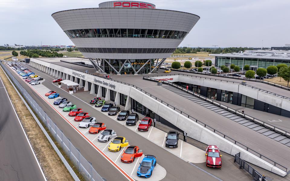 Het klantencentrum bij de fabriek van Porsche in Leipzig, waar meer dan 4300 mensen werken. Foto: DPA/Jan Woitas