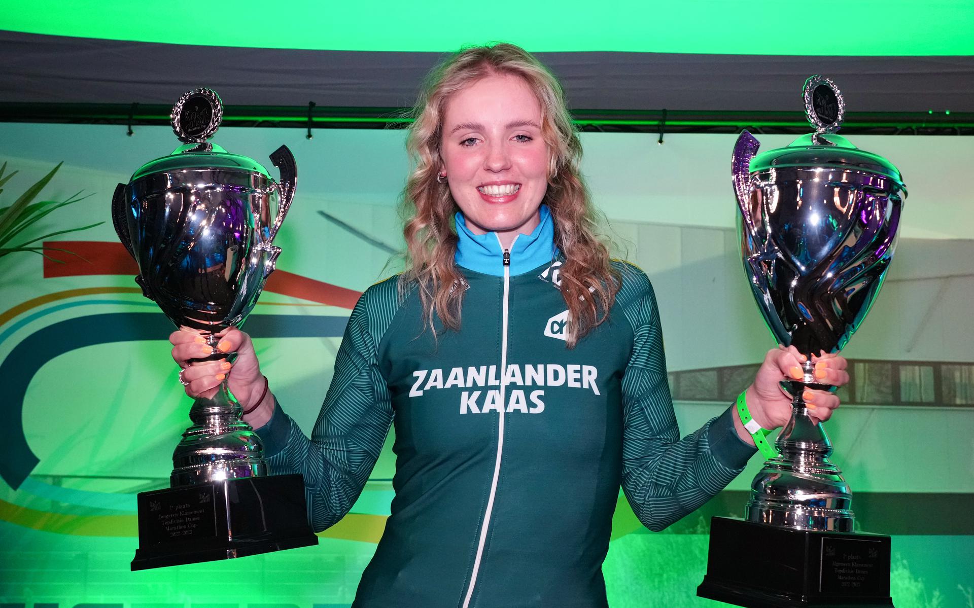 Maaike Verweij poseert trots met de Marathon cup en de beker voor het jongerenklassement.