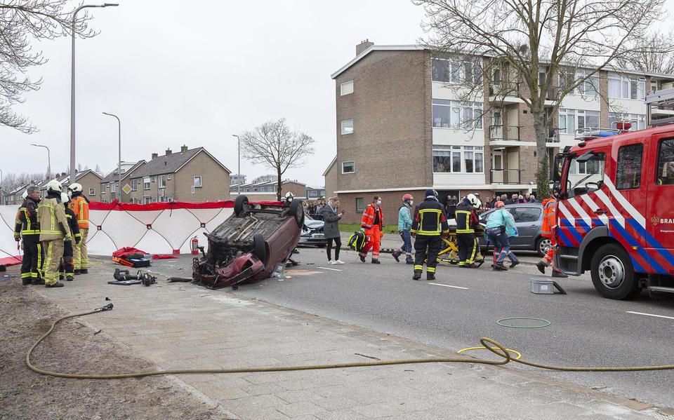 Zwaar ongeval zou veroorzaakt zijn door straatrace op klaarlichte in woonwijk Hoogeveen.