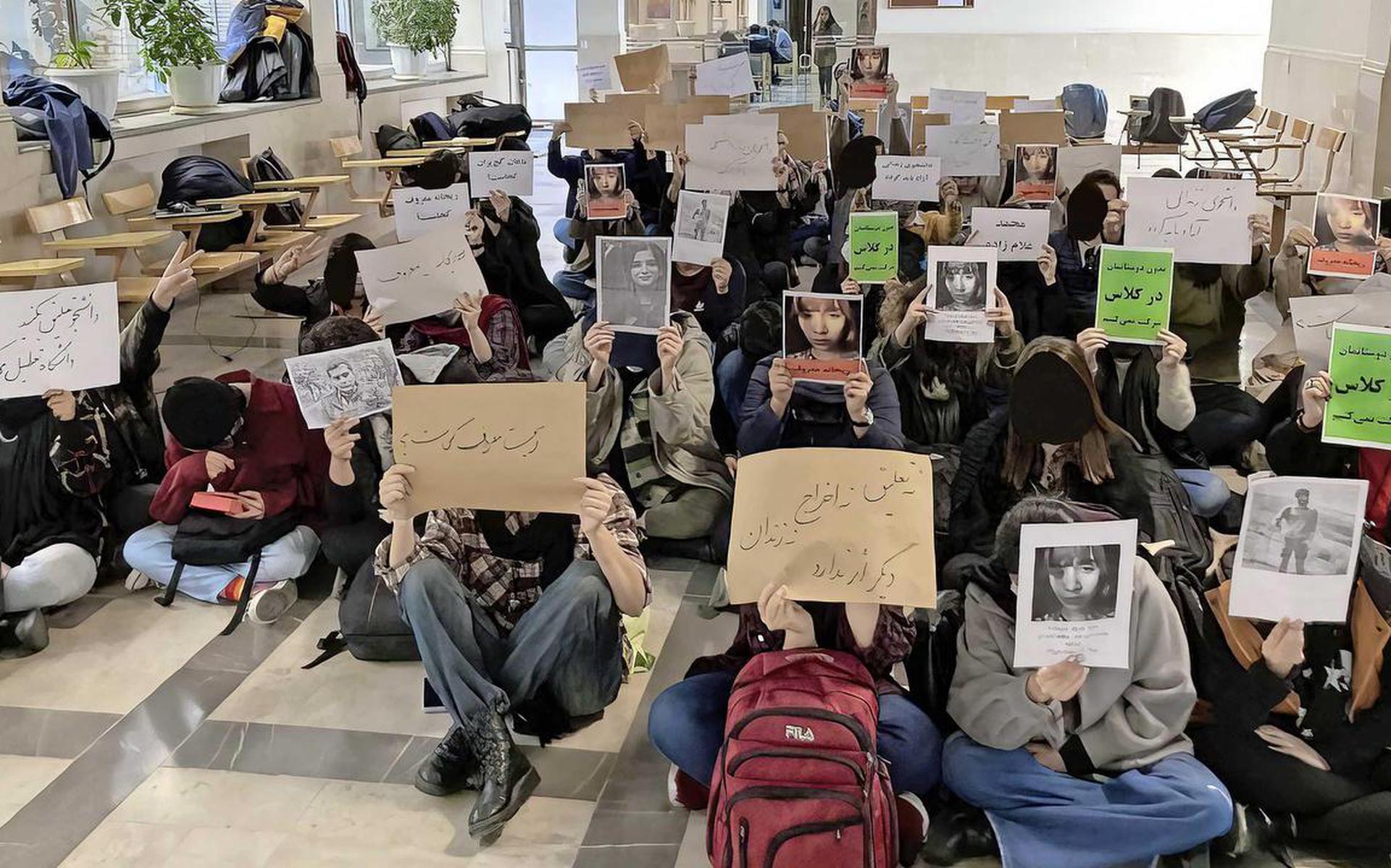 Studenten in Teheran protesteren in hun universiteit tegen de onderdrukking en arrestatie van medestudenten door veiligheidstroepen van het regime van de Islamitische Republiek in Teheran.