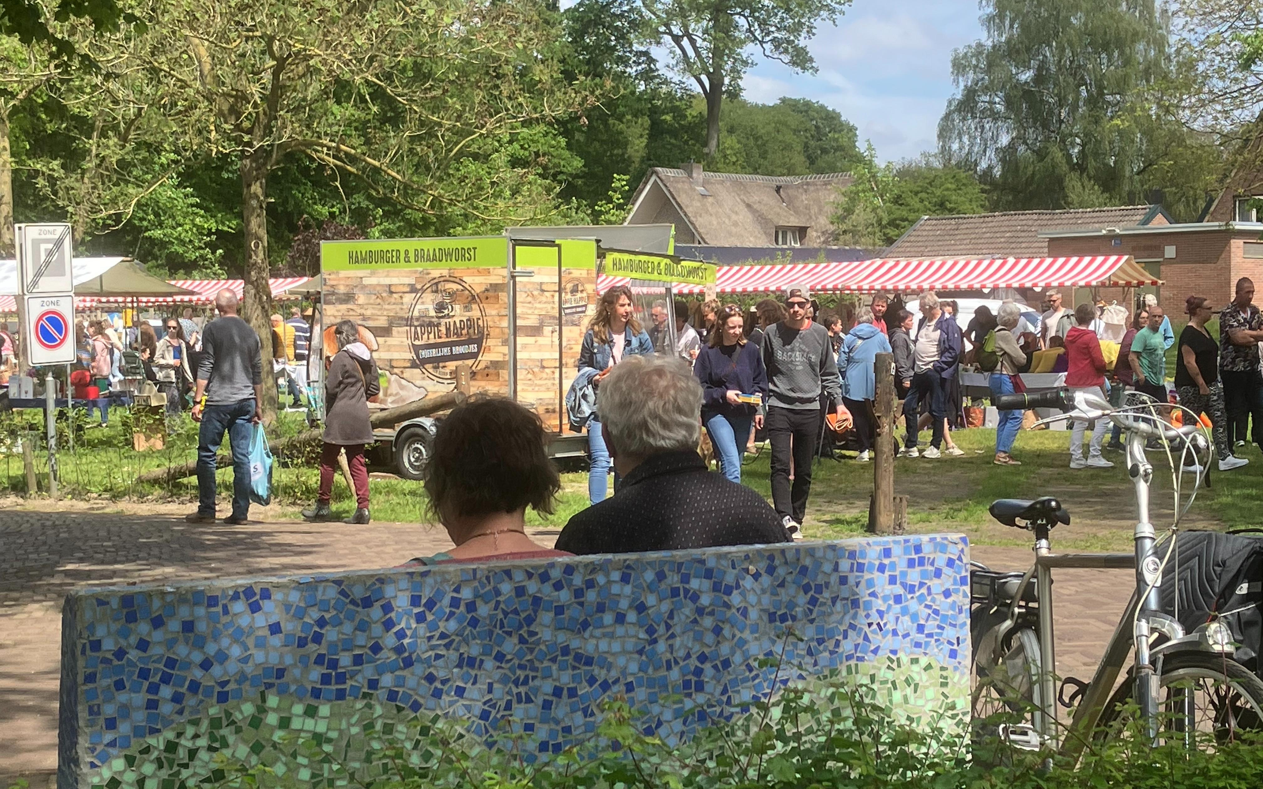 Feest van de ontmoeting in Westerbork. Hemelvaartsmarkt trekt veel publiek