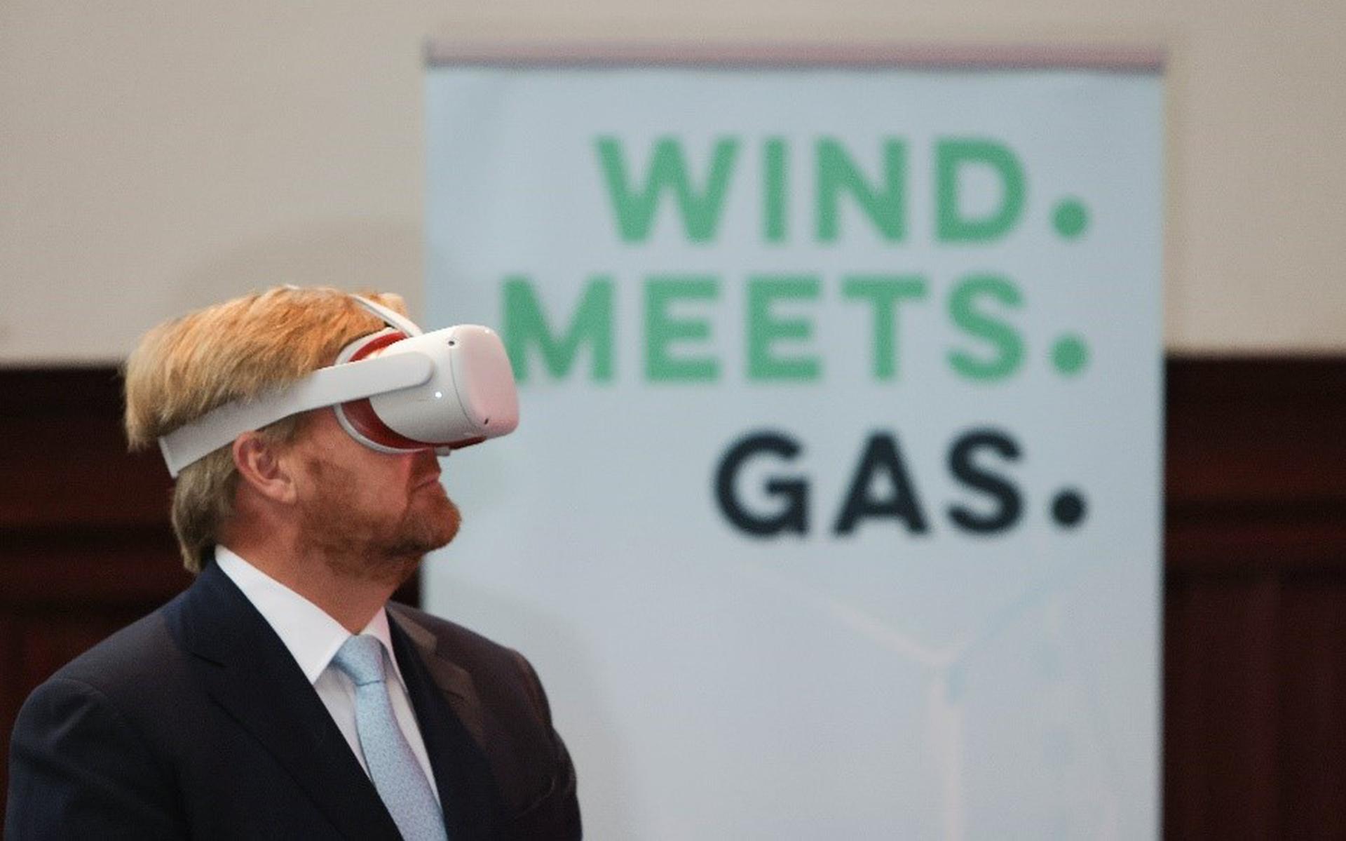 Koning Willem-Alexander met VR-bril. 