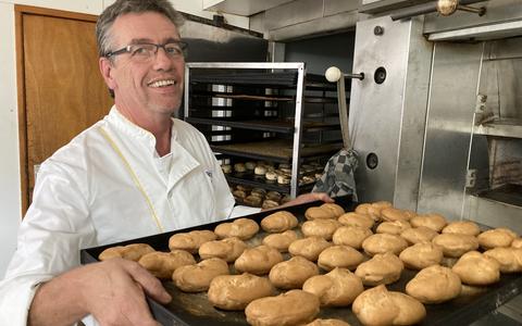 Bakker Iene Leistra druk aan het werk in zijn bakkerij in Ezinge.