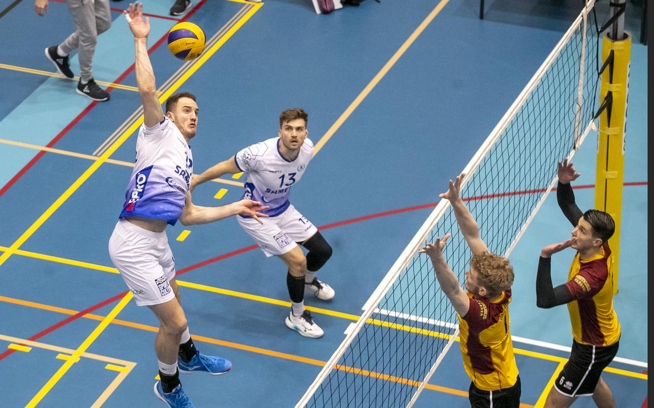 Lycurgus-speler Dennis Borst haalt uit met naast zich Bjarne Huus. Lycurgus-speler Dennis Borst haalt uit met naast zich Bjarne Huus.