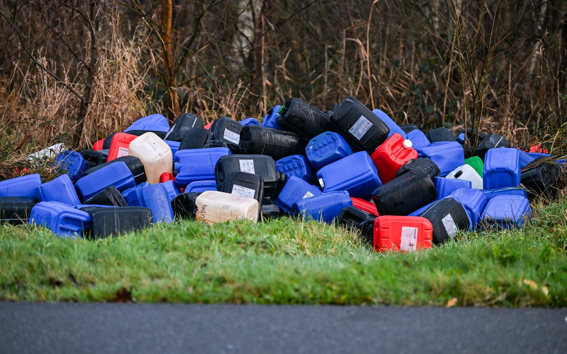 Man opgepakt voor dumpen honderden jerrycans drugsafval in Huizinge, Groningen en Middelstum