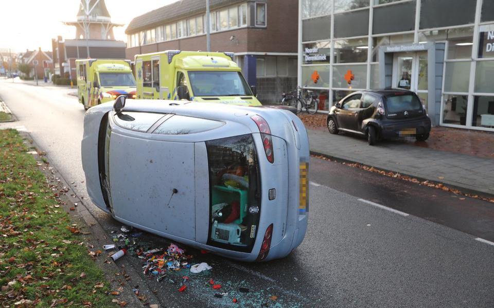 Auto kantelt na botsing in Winschoten. Auto kantelt na botsing in Winschoten.