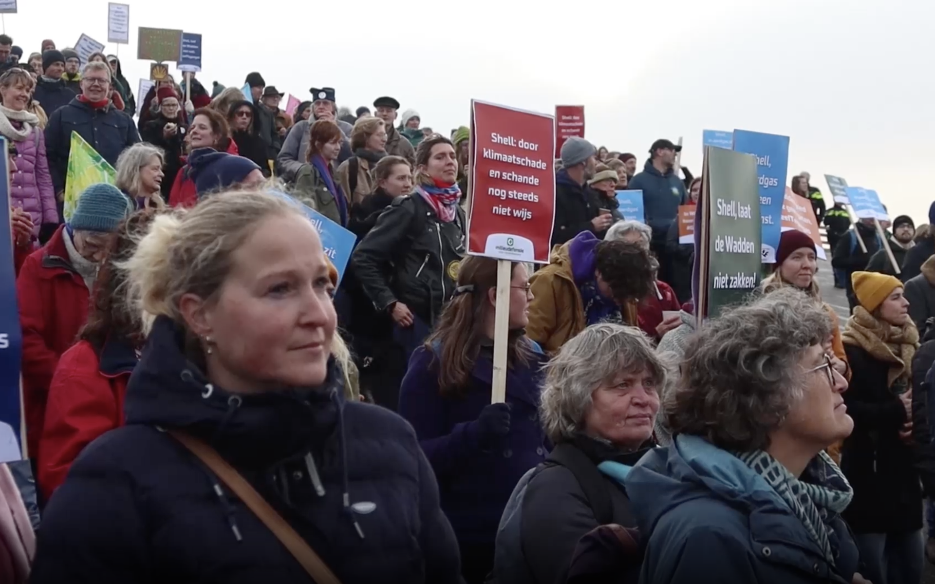 Honderden mensen bij protest tegen gaswinning in Waddenzee