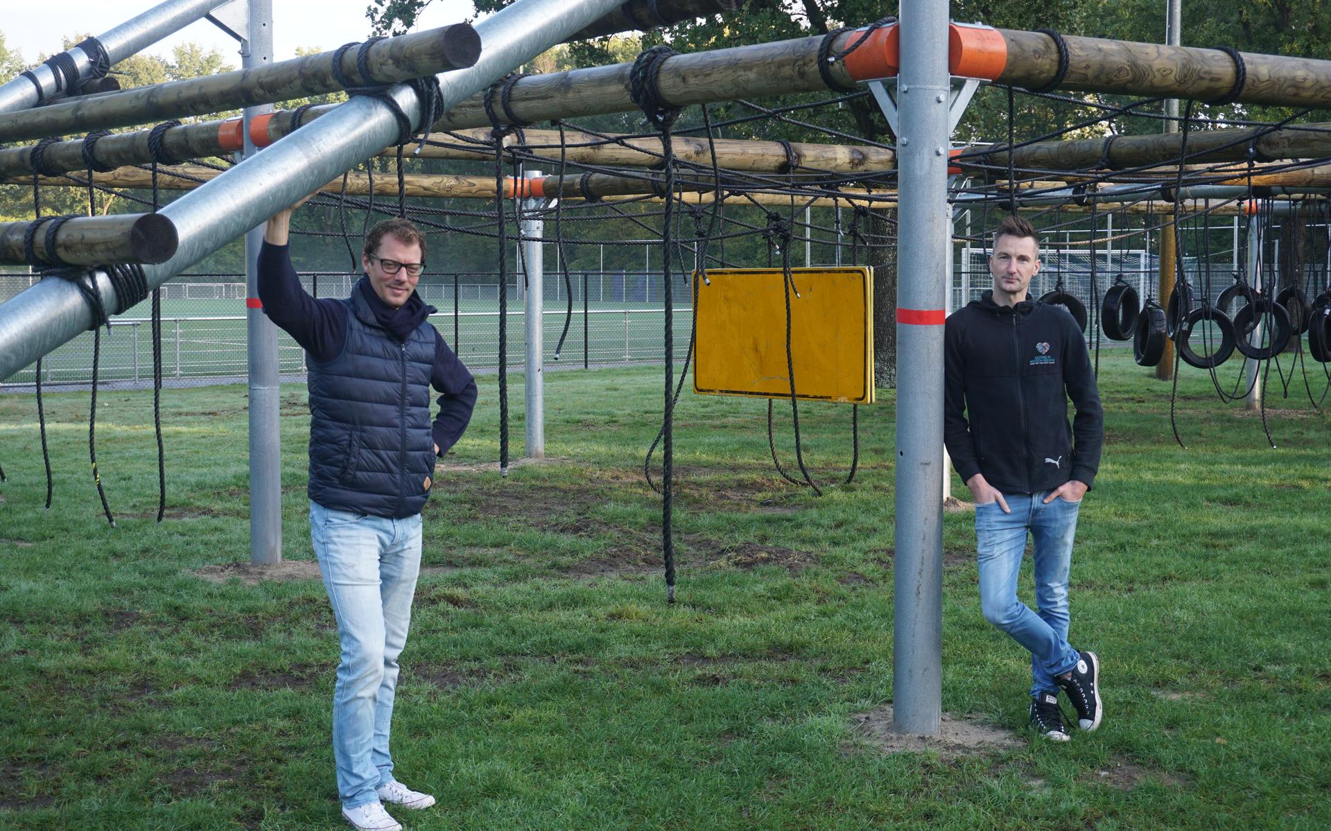                                
 Marijn Klok (l) en Dirk Otten bij de survivalbaan in Westerbork.