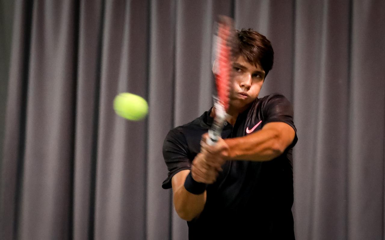Sidane Pontjodikromo in actie in de tennisschool van Tjerk Bogtstra in Doorn. Sidane Pontjodikromo in actie in de tennisschool van Tjerk Bogtstra in Doorn.