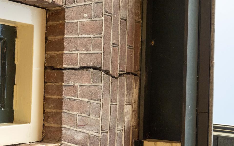 Bodemdaling leidt tot scheuren in huizen in Nieuw Amsterdam.  