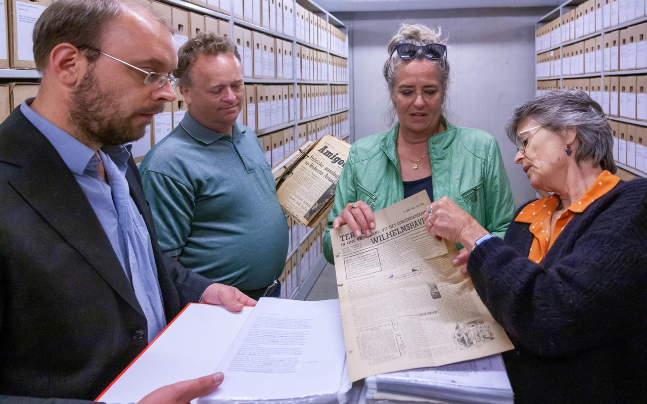 De kinderen van Aldert van Bruggen schenken de oorlogsdocumenten aan het Emmer archief. Vlnr: gemeentearchivaris Jos Arends en Wouter, Nicolet en Jeannine De kinderen van Aldert van Bruggen schenken de oorlogsdocumenten aan het Emmer archief. Vlnr: gemeentearchivaris Jos Arends en Wouter, Nicolet en Jeannine
