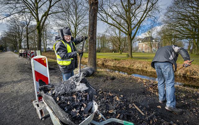 Inwoners Smilde ruimen zelf uitgebrand autowrak op. ‘Iedereen sprak er schande van’