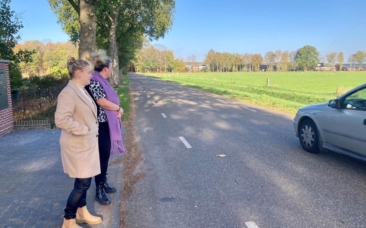 Laura Bakker (links) en Petra van der Veen maken zich grote zorgen over de snelheid van het verkeer op de Domeinweg.