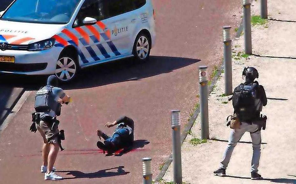 Malek F., de man die in 2018 in Den Haag drie mensen ernstig verwondde bij een mesaanval, wordt na een nieuw steekincident in de tbs-kliniek Mesdag in Groningen verdacht van een moordpoging met terroristisch motief.
