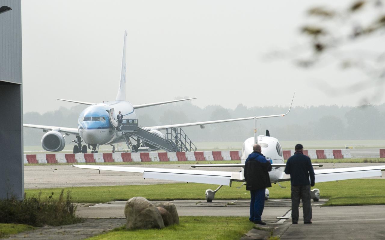 Maatschappelijke factoren als het behoud van de vliegschool zouden zwaarder moeten wegen in de discussie over het voortbestaan van regionale luchthavens als Groningen Airport Eelde, vinden RUG-onderzoekers Pot en Koster.
